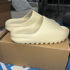 Brand new men’s yeezy slides!